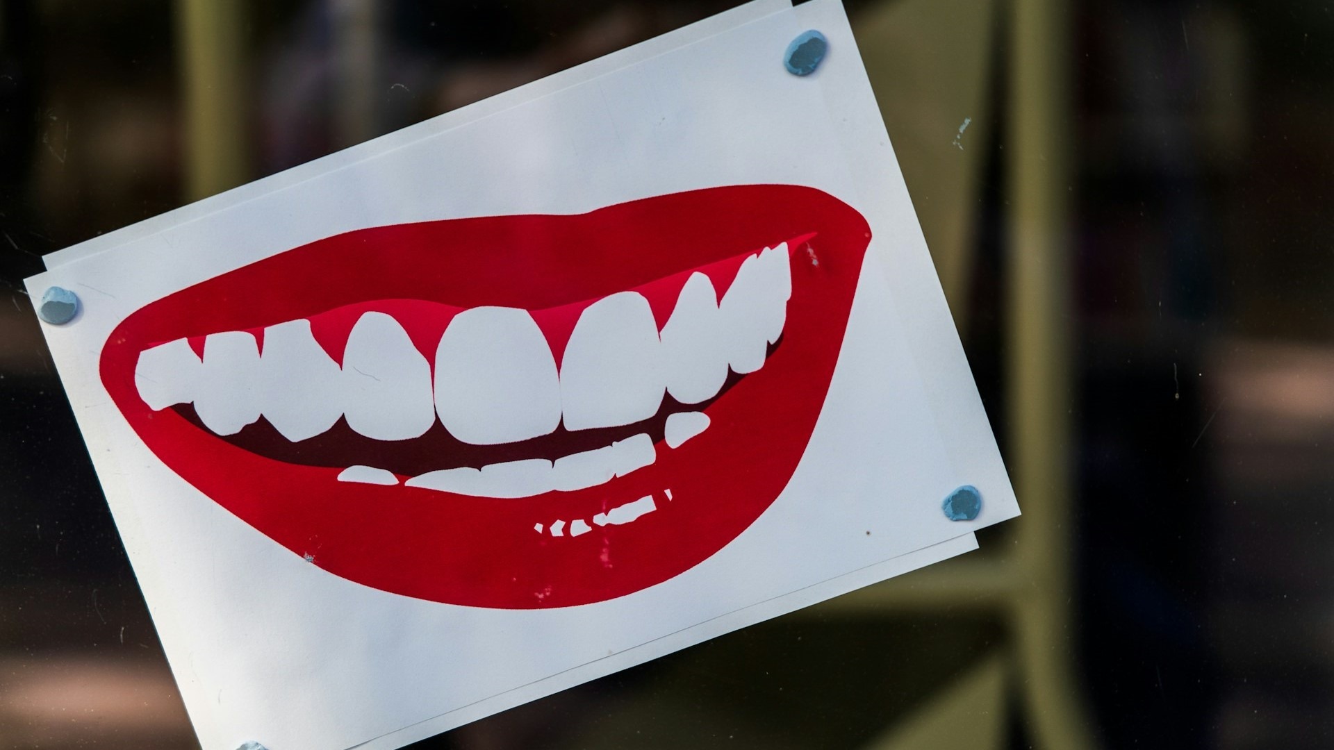 Illustratie van een lachende mond met zichtbare tanden, symbool voor nieuwe tand na melktand.