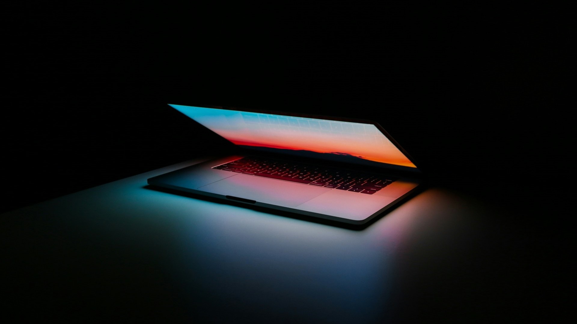 Laptop in halfopen positie met kleurrijk verlicht scherm, symbool voor de levensduur van technologie