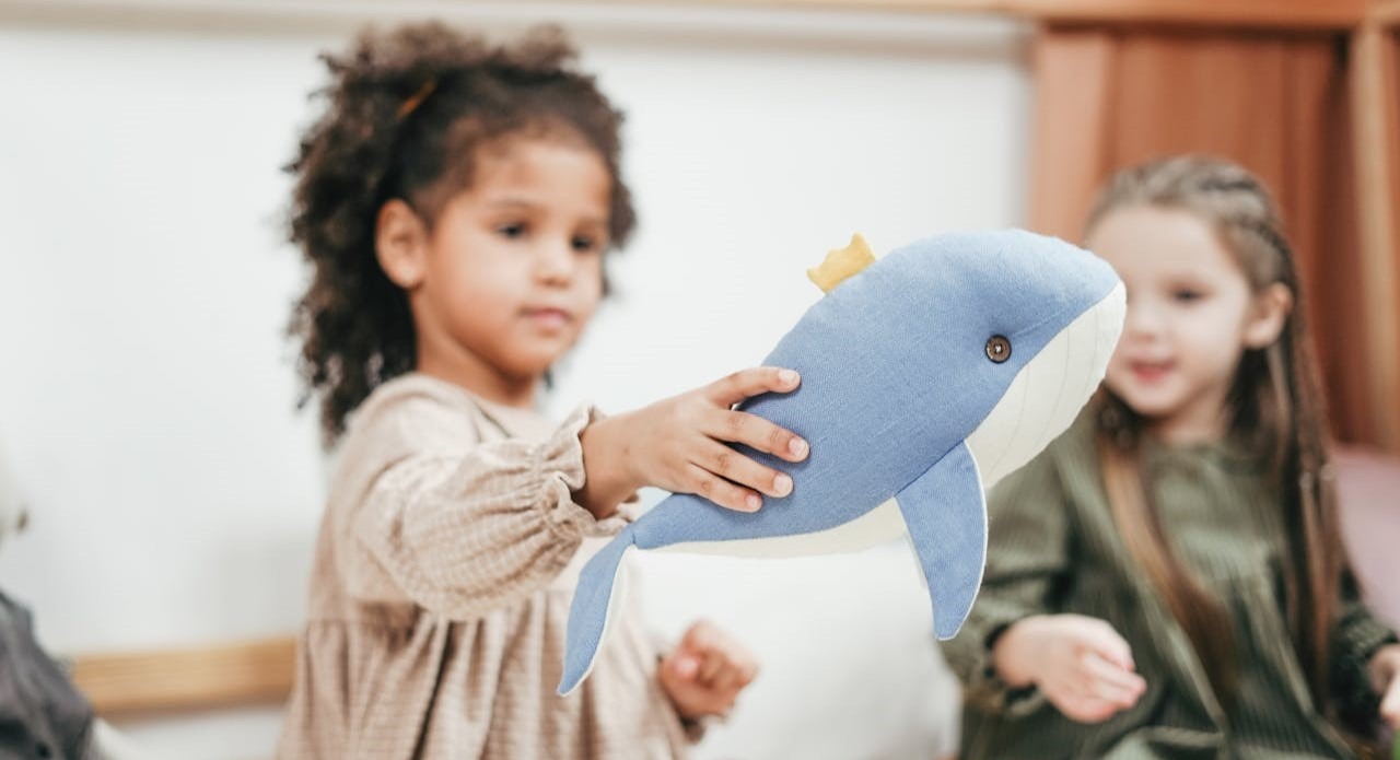 Hoe lang moet je kind naar de opvang