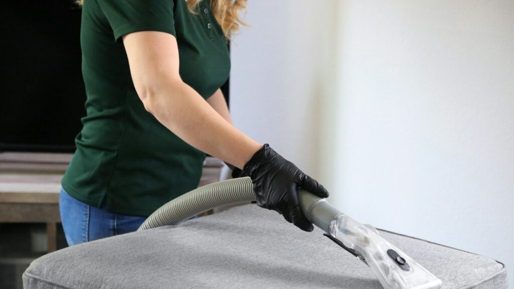 Professionele reiniging van meubel tijdens grondige schoonmaak