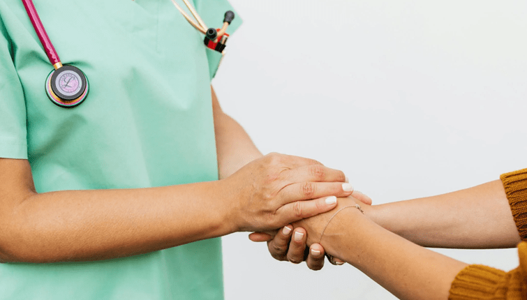 Zorgmedewerker in groen uniform houdt een tablet vast tijdens opleiding ouderenzorg