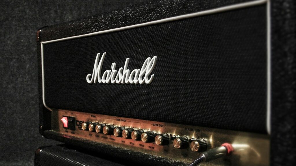 Versterker inspelen met close-up van Marshall buizenversterker en bedieningsknoppen