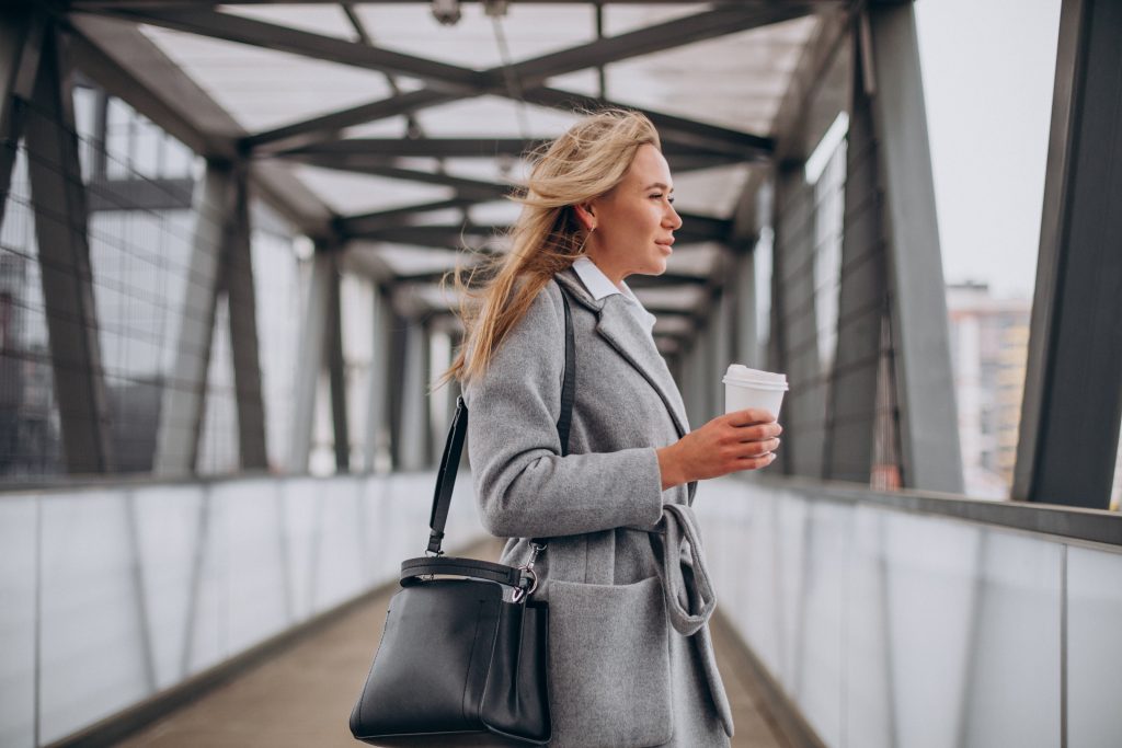 vrouw loopt naar haar werk