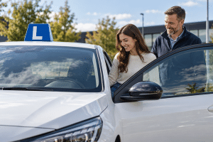 vrouw stapt in een rijles auto