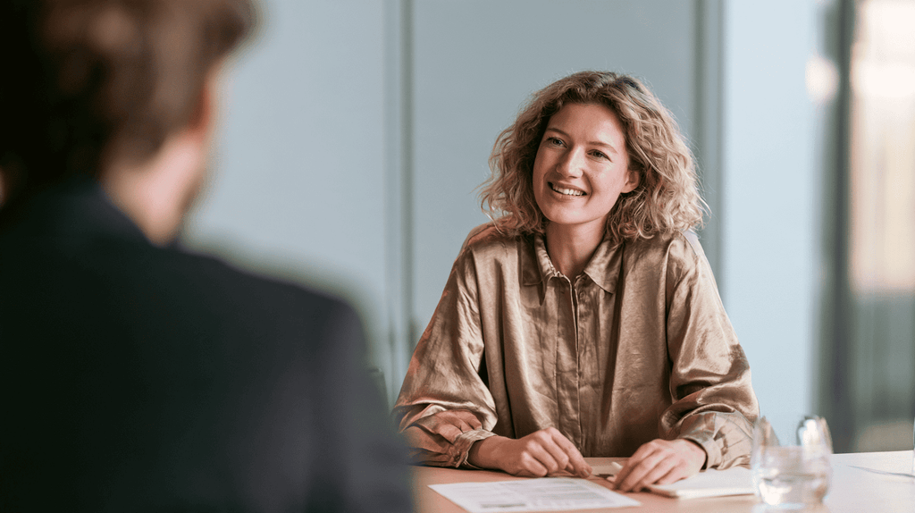 Sollicitatiegesprek met een kandidaat voor de functie van office manager in een vergaderruimte